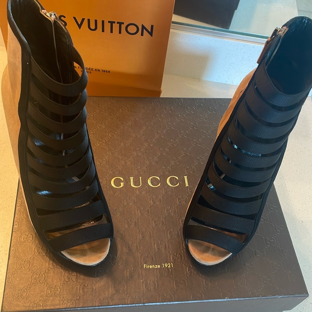Gucci - Nero Camelia tan and black heels, size 37